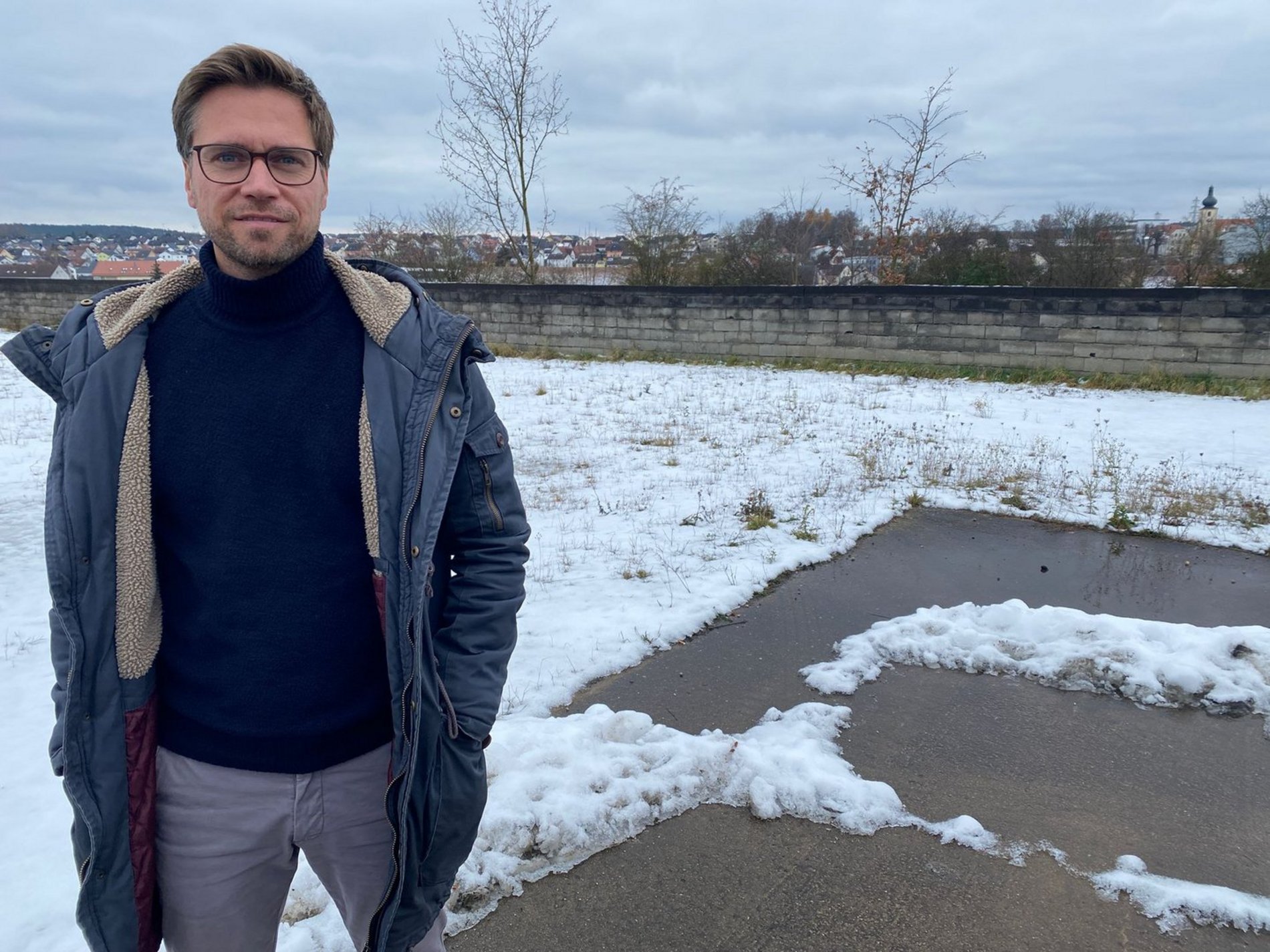 Dr. Alexander Arendt am geplanten Bauort gegenüber der Glaskathedrale im Amberger Bergsteigviertel. Foto/Copyright: Dr. Alexander Arendt