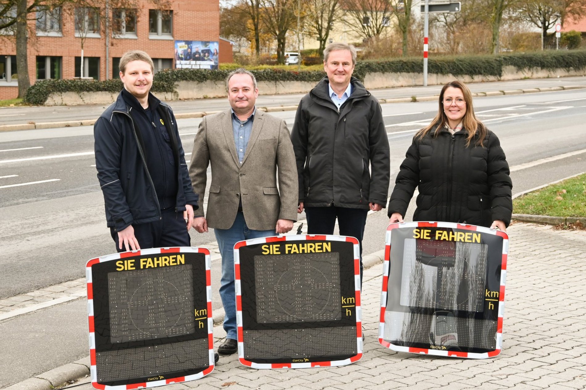 Zu sehen sind vier Personen und die neuen Anzeigetafeln.