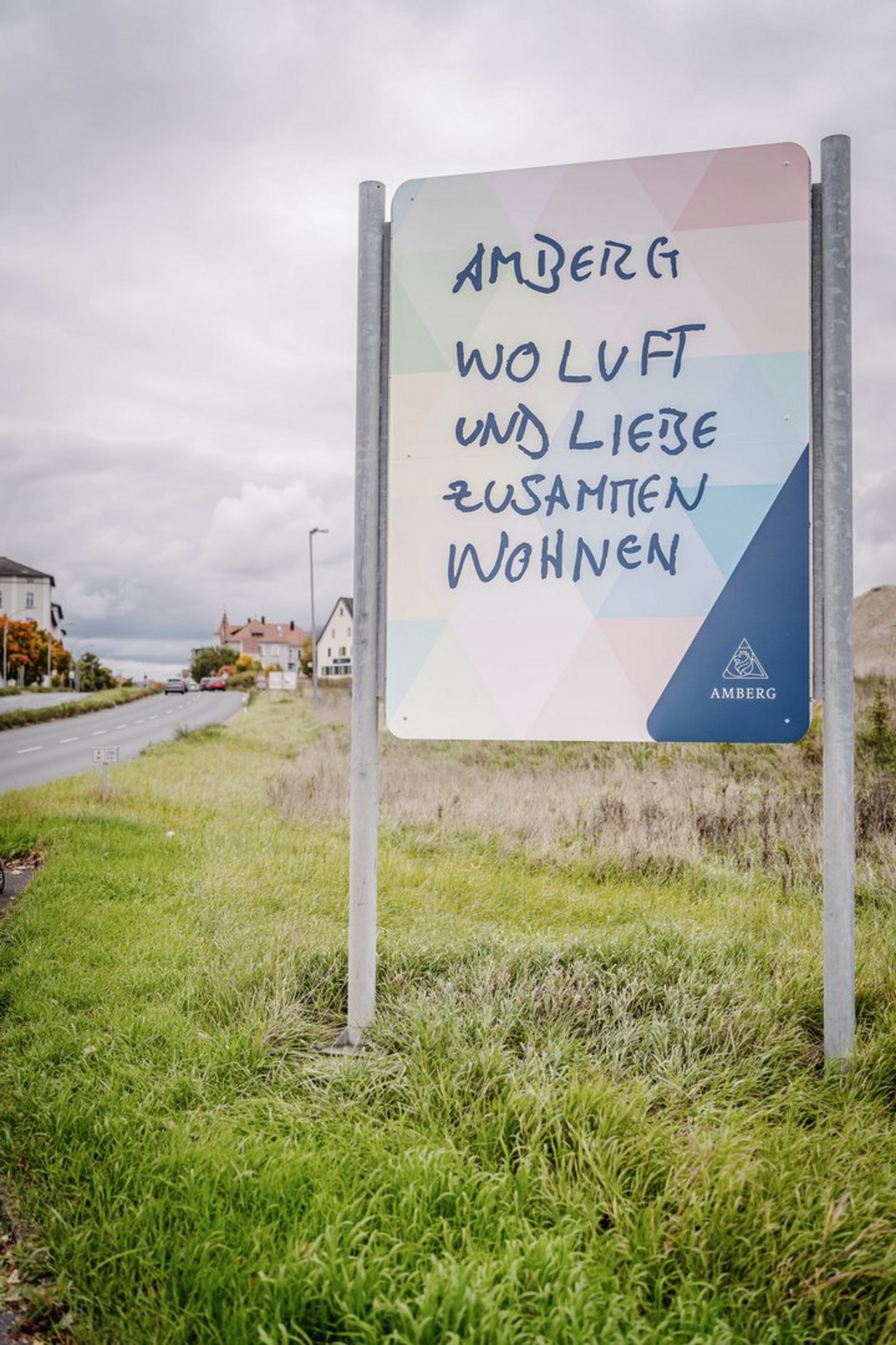 Das Foto zeigt die neue Stadteingangstafel an der Pflegerkreuzung mit dem Spruch „Amberg. Wo Luft und Liebe zusammen wohnen“.