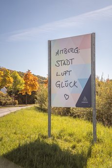 Stadteingangstafeln: "Herzliche willkommen" mal anders