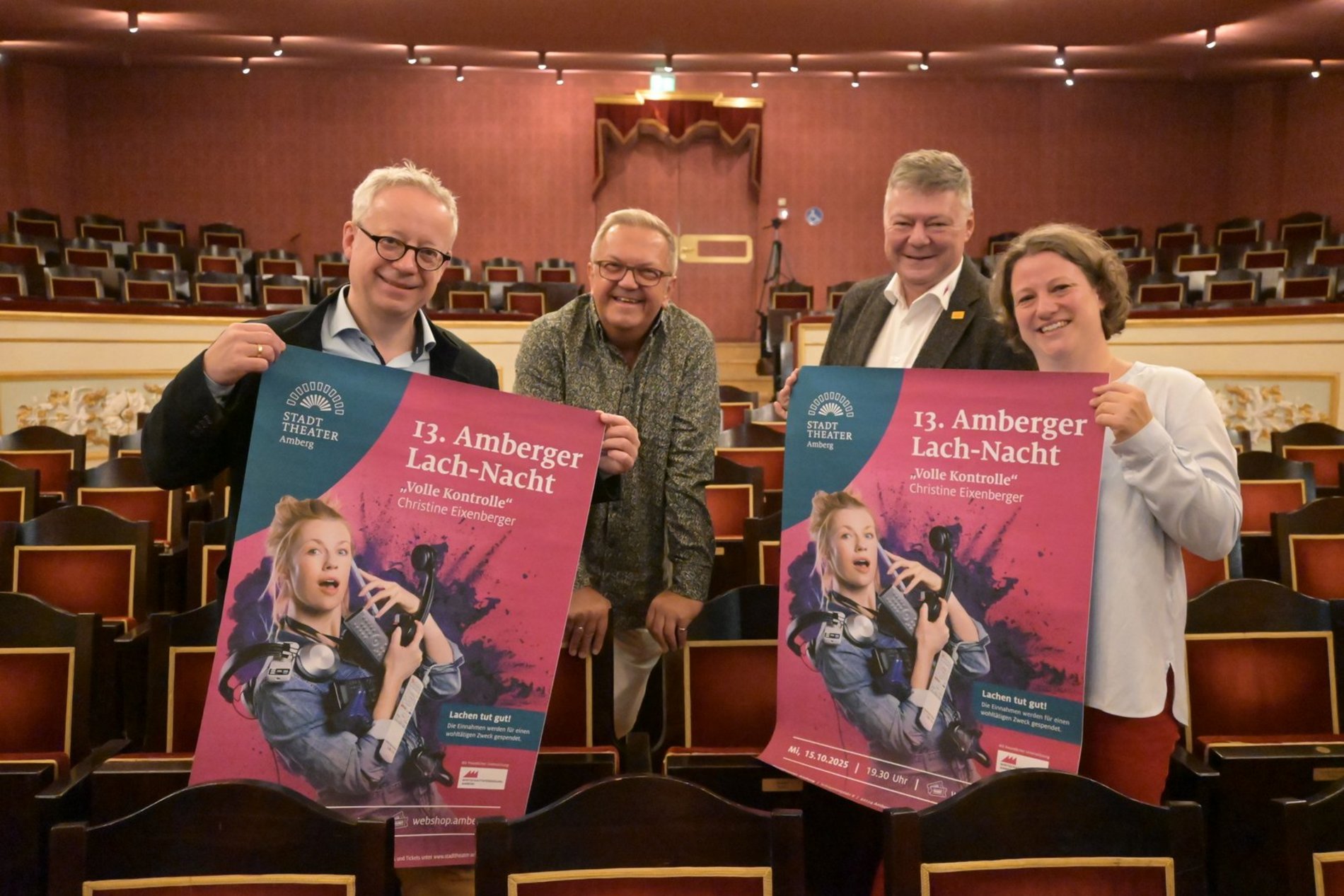 Kulturreferent Dr. Fabian Kern, Bürgermeister Martin J. Preuß, Karlheinz Brandelik (Geschäftsführer der Wirtschaftsförderungs-gesellschaft Amberg) und stellvertretende Kulturamtsleiterin Barbara Hauck bei der Programmvorstellung zur 13. Amberger Lachnacht am 15.10.2025 im Stadttheater Amberg. Foto/Copyright: Simon Hauck, Stadt Amberg