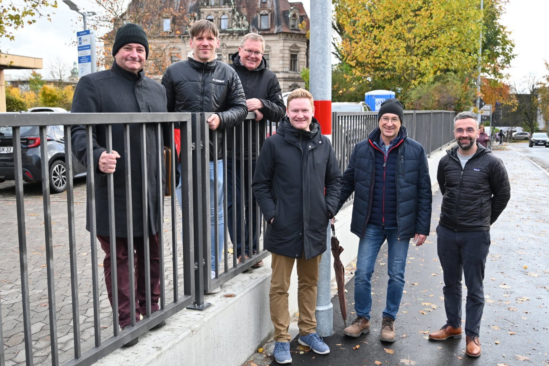 von links nach rechts: Rudolf Söldner (Leiter des Starßenverkehrsamts), Roman Kick (Leiter des Tiefbauamts), OB Michael Cerny, Benedikt Benz (Stabstelle Mobilität und Verkehr), Jürgen Pichl (Geschäftsführer der Pichl Baunternehmung GmbH & Co. KG) am verbreiterten Gehweg am Kaiser-Ludwig-Ring. Foto/Copyright: Simon Hauck, Stadt Amberg