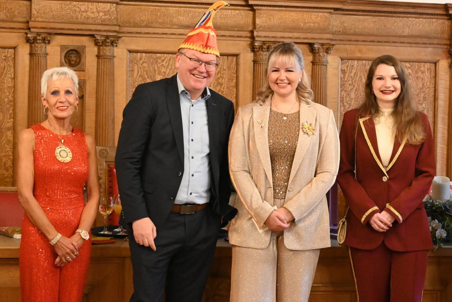 Mit einem dreifachen „Amberg-oho!“ fiel der Startschuss zur neuen Faschingssaison mit OB Michael Cerny (2. von links) sowie der neuen Narrhalla Rot-Gelb-Präsidentin Anja Weigl (3. Von links) im Kleinen Rathaussaal. Foto/Copyright: Simon Hauck, Stadt Amberg