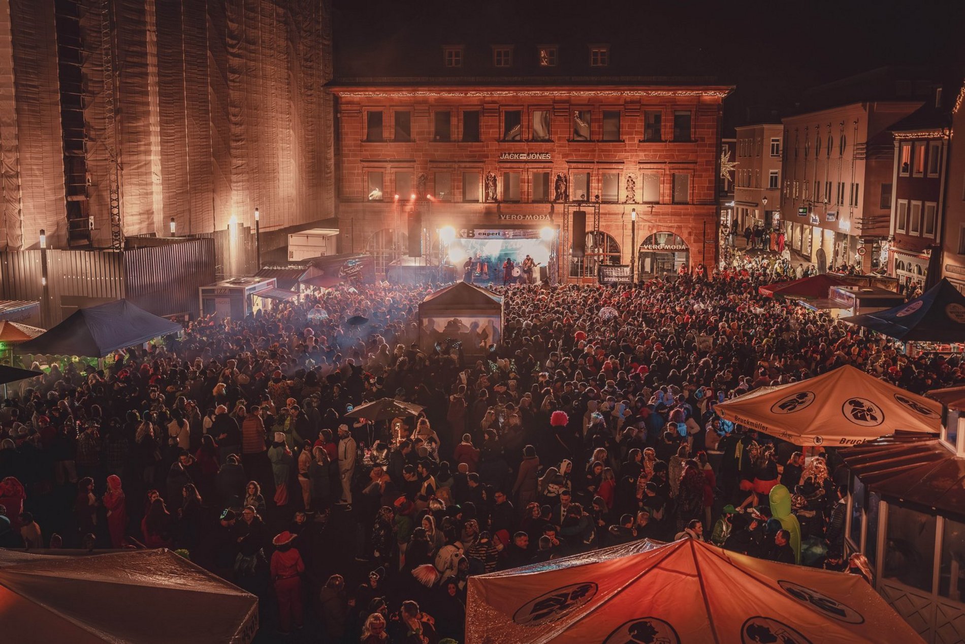 Das Foto zeigt den vollen Marktplatz an Weiberfasching.