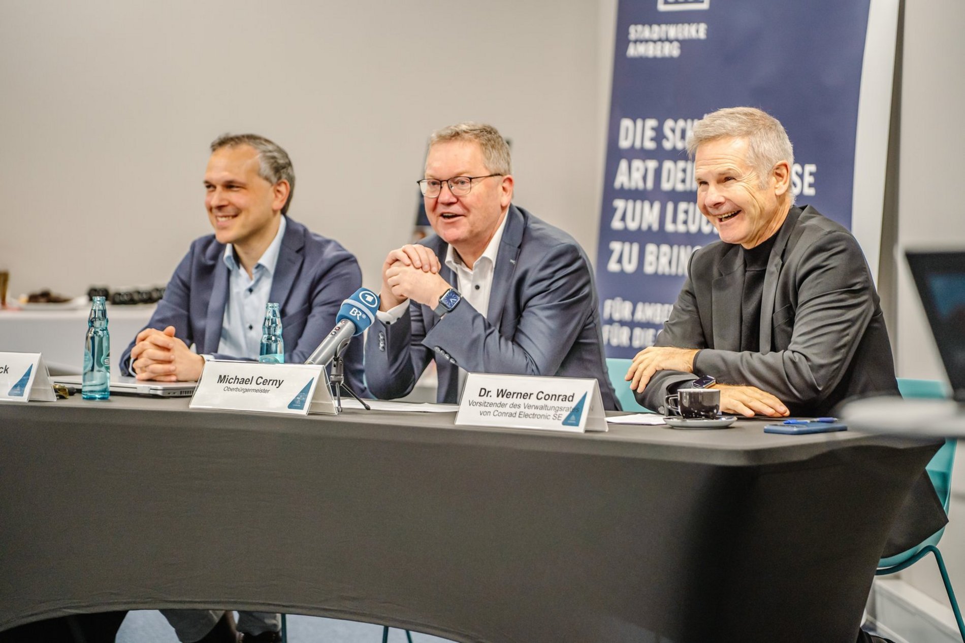 OB Michael Cerny (Mitte) und Dr. Werner Conrad (rechts) präsentierten in Amberg gemeinsam die umfangreichen Ergebnisse des innovativen Projektes „AM2Digital“. Foto/Copyright: Michael Golinski, Stadt Amberg