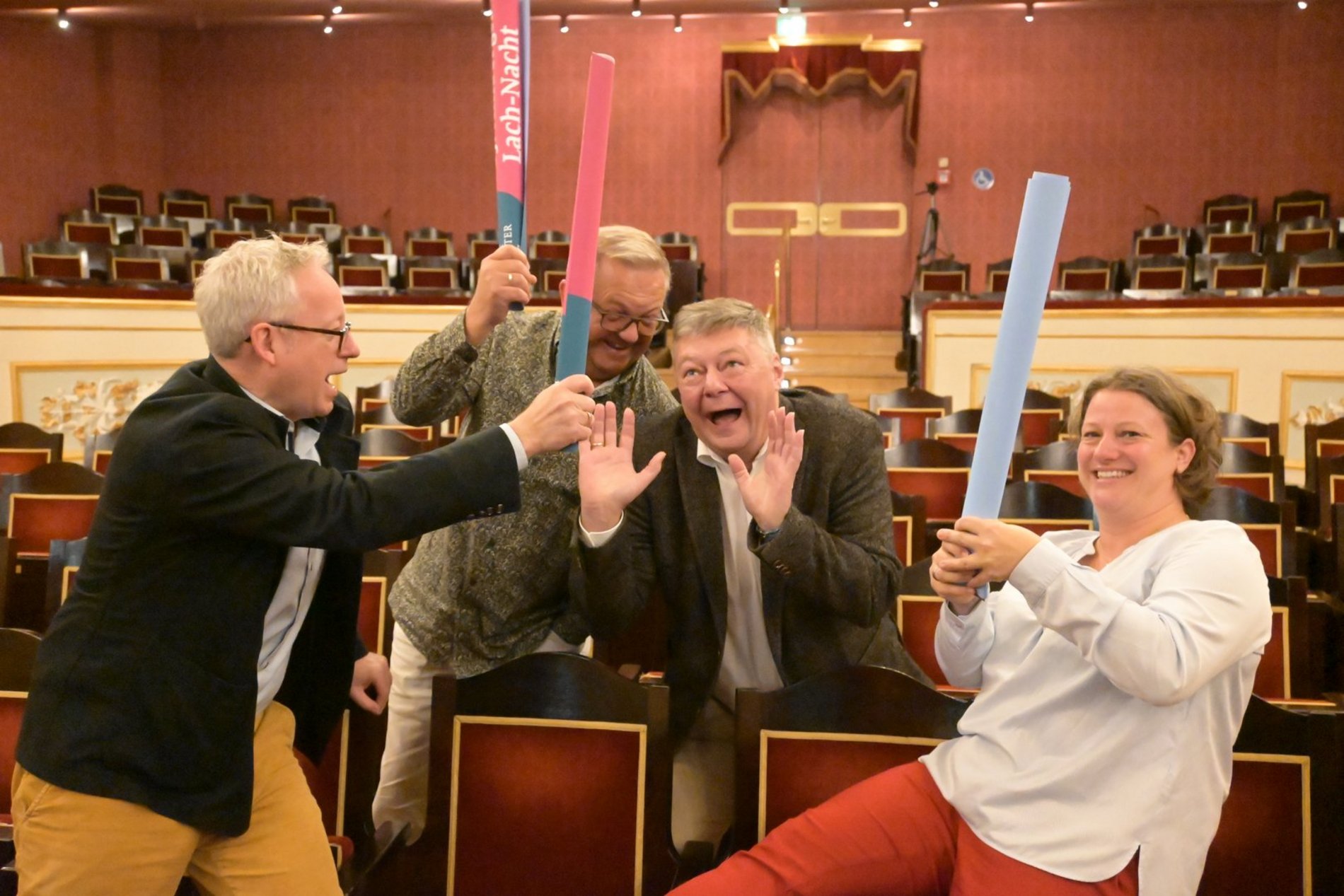Kulturreferent Dr. Fabian Kern, Bürgermeister Martin J. Preuß, Karlheinz Brandelik (Geschäftsführer der Wirtschaftsförderungs-gesellschaft Amberg) und stellvertretende Kulturamtsleiterin Barbara Hauck bei der Programmvorstellung zur 13. Amberger Lachnacht am 15.10.2025 im Stadttheater Amberg. Foto/Copyright: Simon Hauck, Stadt Amberg