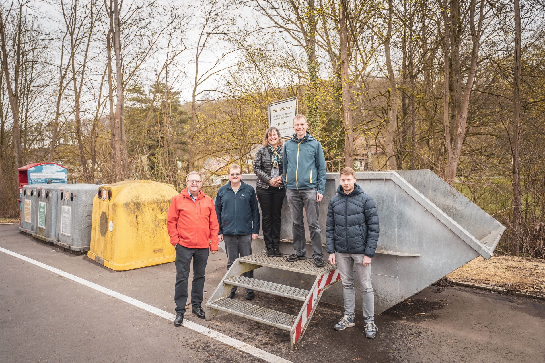 Das Foto zeigt 2. Bürgermeister Martin J. Preuß, Werner Raschke und Susanne Uschold von der Abfallberatung, Umwelt-Sachgebietsleiter Matthias Seuffert und Tiefbauamts-Mitarbeiter Bastian Langner, vor den Containern am neuen Standort in der Sulzbacher Straße