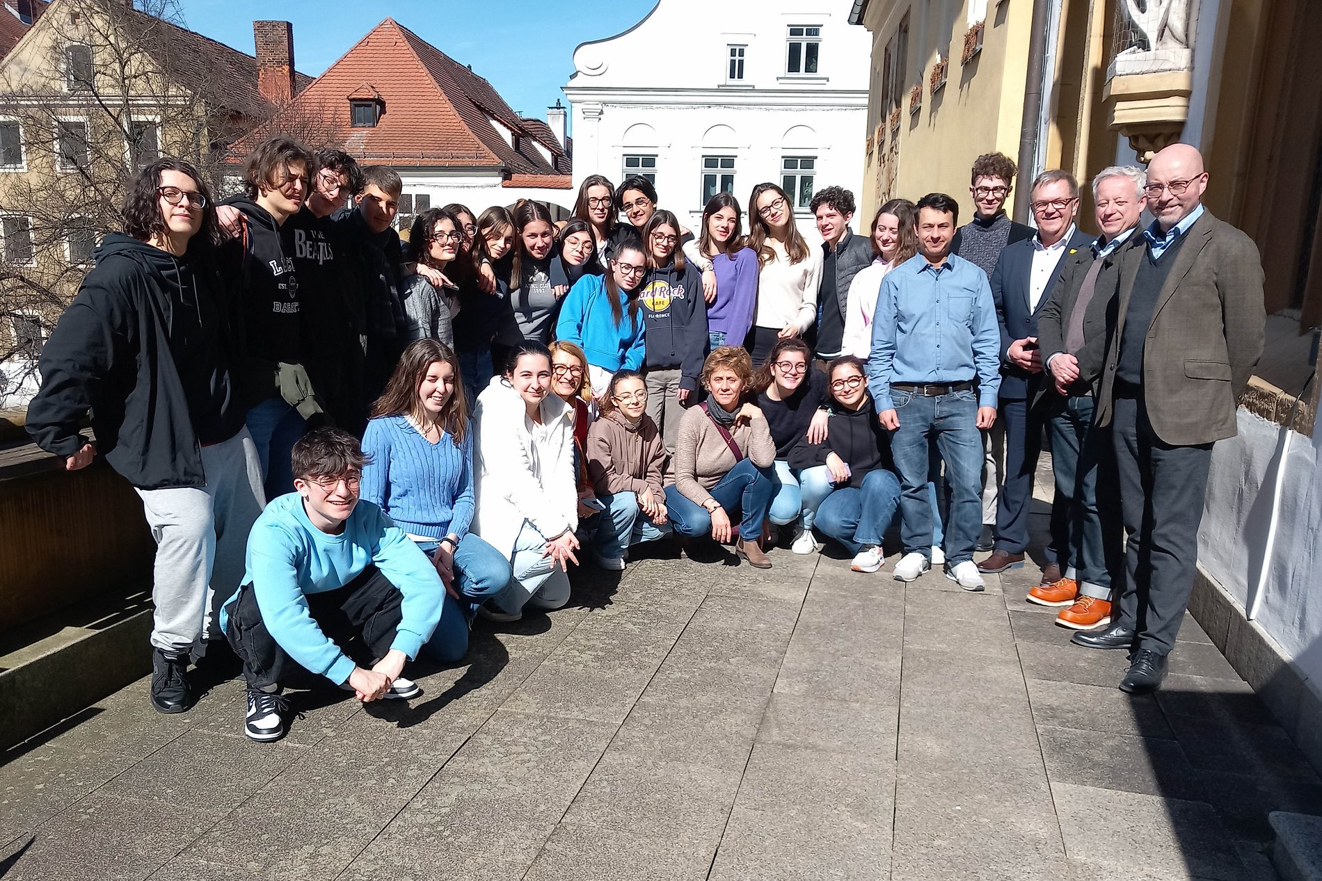 Das Foto zeigt die Schülerinnen und Schüler aus Desenzano mit Bürgermeister Martin J. Preuß und Schulreferent Dr. Fabian Kern.
