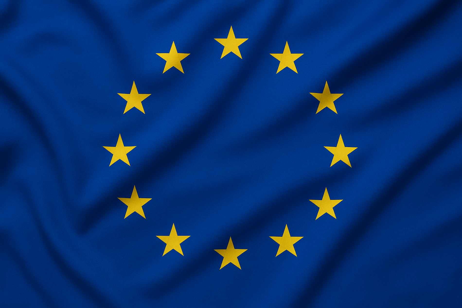 Das Symbolbild zeigt die blaue Europafahne mit goldenen Sternen.