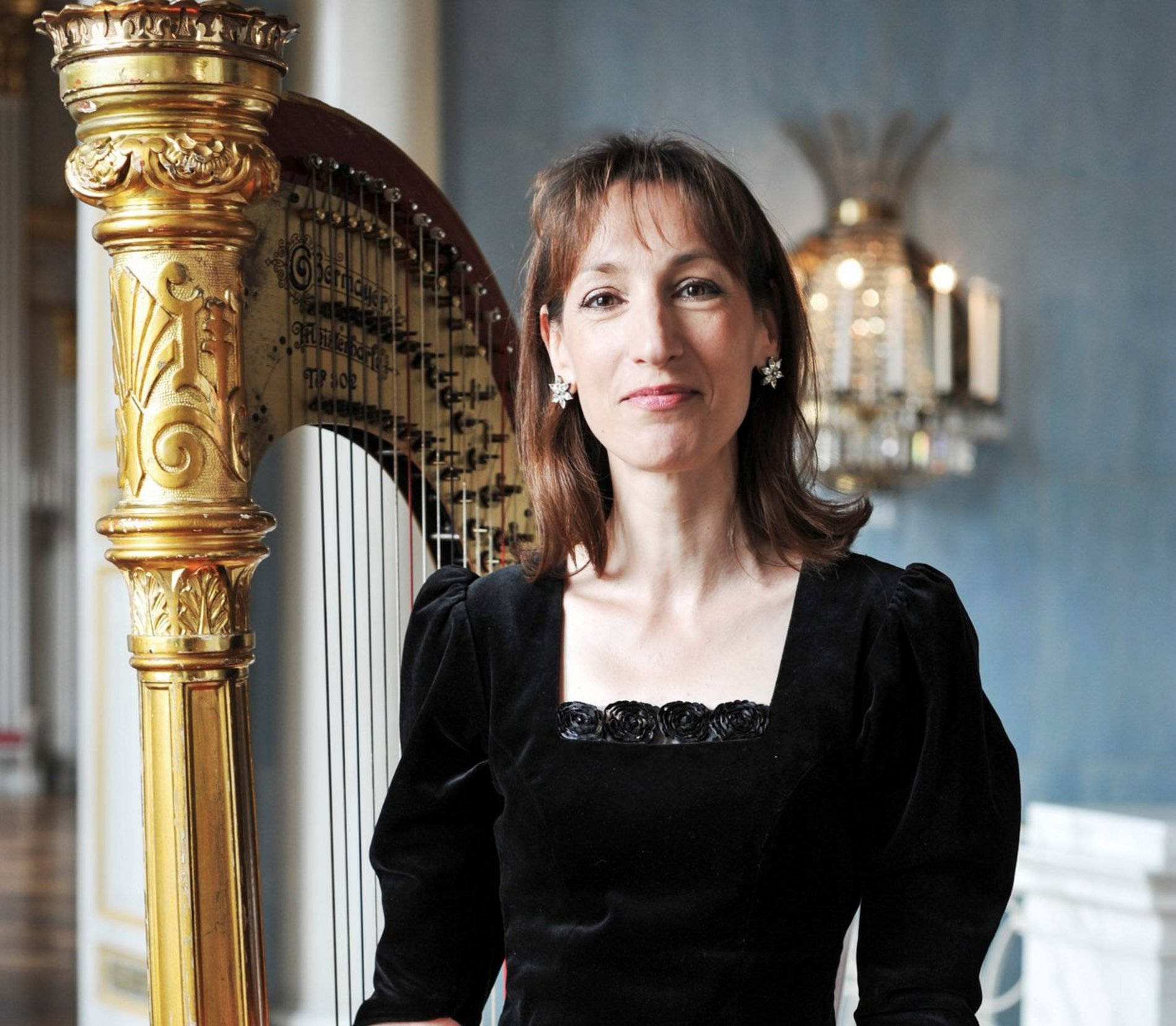 Das Foto zeigt die Musikerin Veronika Ponzer mit einer Harfe.