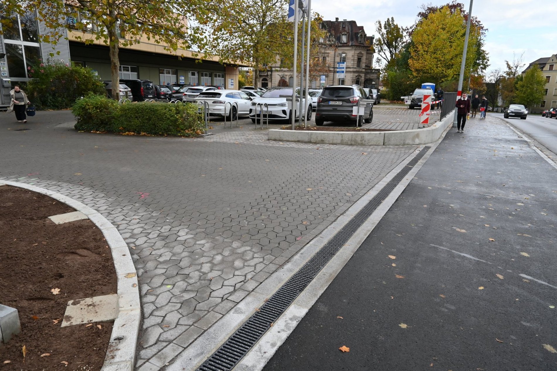 Ein Teilstück des umfassend verbreiterten Gehwegs am Kaiser-Ludwig-Ring mit der Ein- und Ausfahrt zum Parkplatz. Foto/Copyright: Simon Hauck, Stadt Amberg