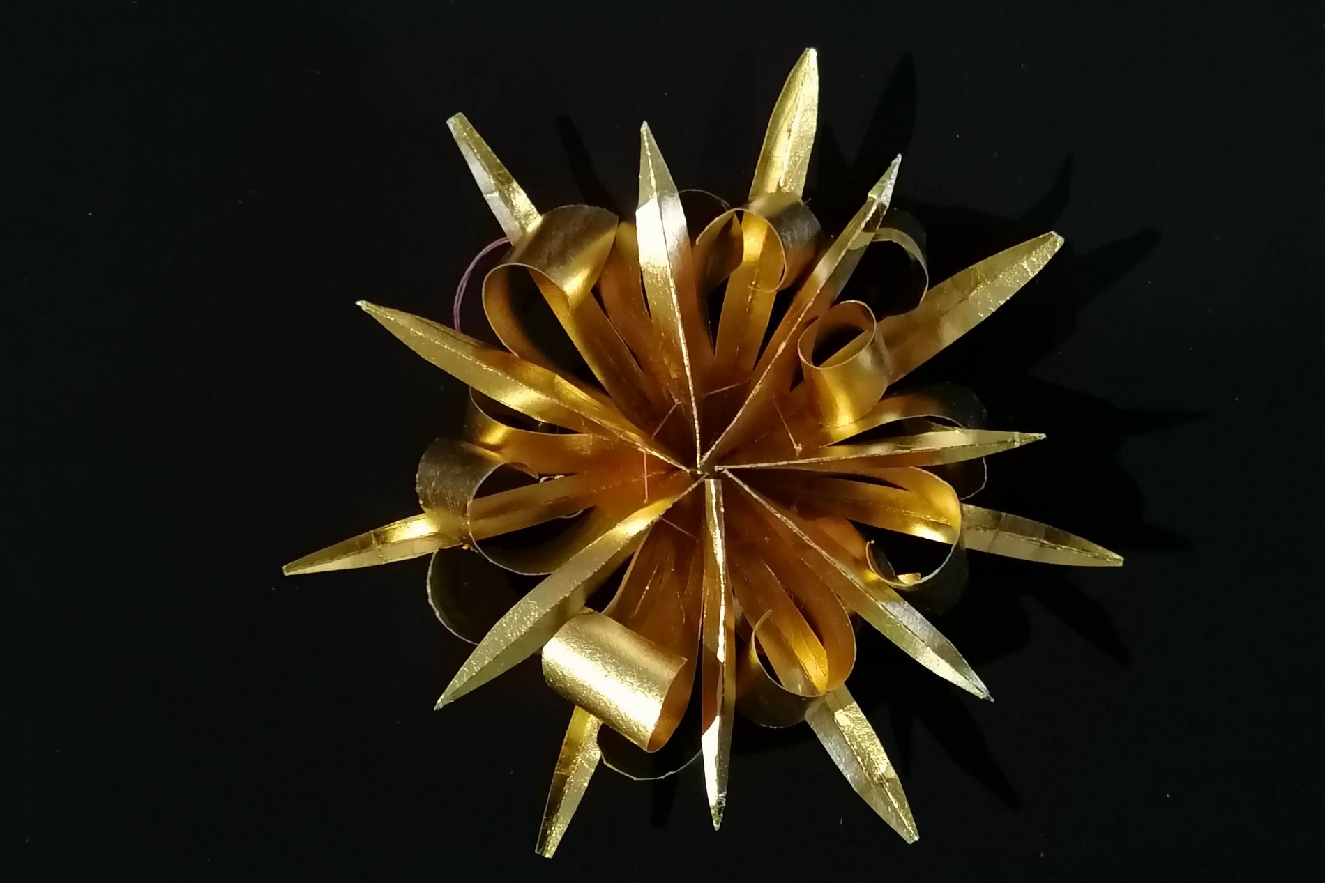 Das Foto zeigt einen weihnachtlichen Fröbelstern.