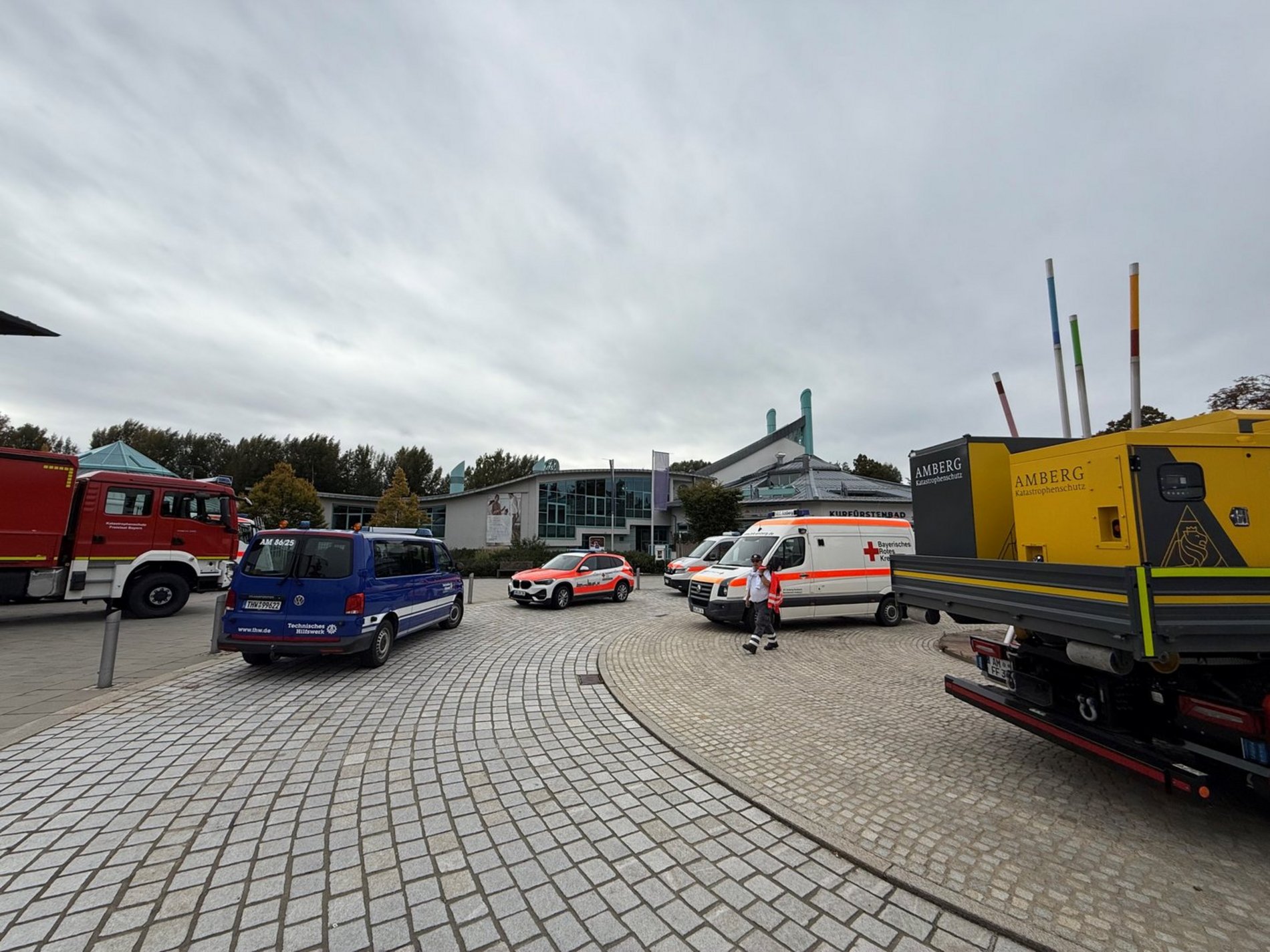 Einsatzfahrzeuge der beteiligten Feuerwehren und Hilfsorganisationen vor dem umfunktionierten ACC. Foto/Copyright: Martin J. Preuß, Stadt Amberg