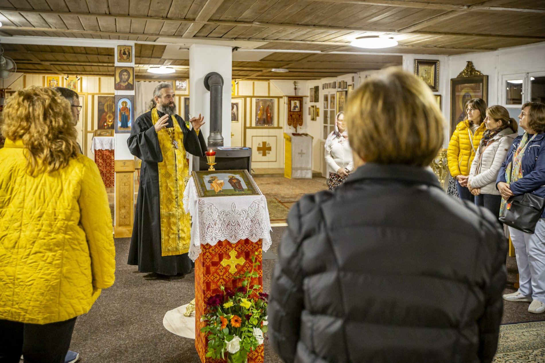 Das Foto zeigt eine Führung in der Kirche der Hll. Apostel Peter und Paul bei der „Nacht der offenen Gotteshäuser“ 2023.