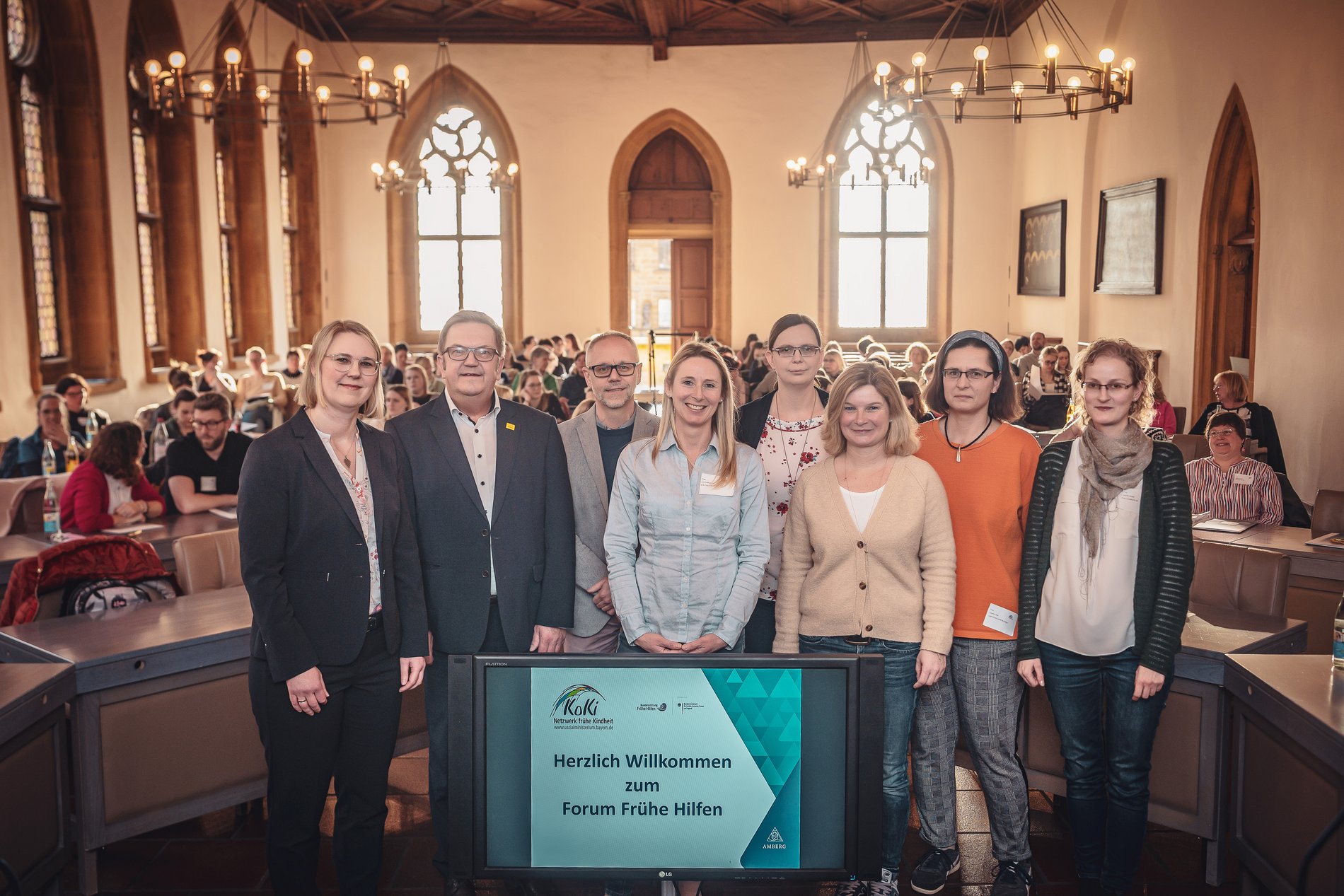 Das Bild zeigt Susanne Augustin (Leiterin Referat für Jugend Senioren und Soziales), 2. Bürgermeister Martin J. Preuß, Thomas Boss (Leiter Jugendamt Stadt Amberg), Katrin Wassner (KoKi Amberg), Dr. Sabine Beer (Referentin), Sabine Schröther (stellvertretende Leiterin Jugendamt Landkreis Amberg-Sulzbach), Claudia Poh (Referentin) und Carolin Kopp (KoKi Amberg-Sulzbach). 