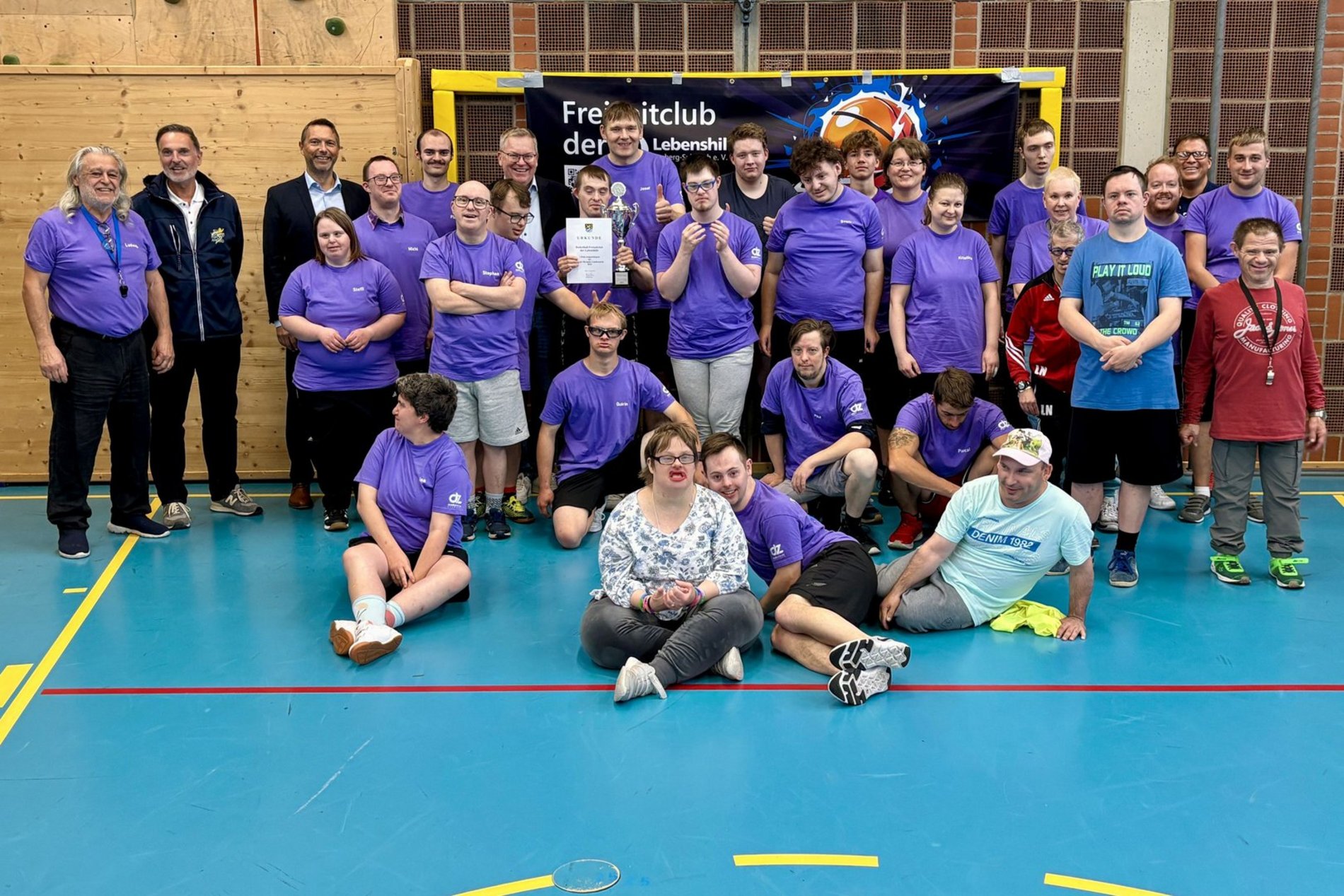 Stolz auf Gold: Das Basketball-Team der Lebenshilfe Amberg-Sulzbach e.V. feierte mit Oberbürgermeister Michael Cerny (hinten/5. v. l.), Wolfgang Meier (Leiter des Bürgermeisteramtes/2.v.l.) und Lebenshilfe-Vorstandsvorsitzendem Bernhard Vahle (3.v.l) 