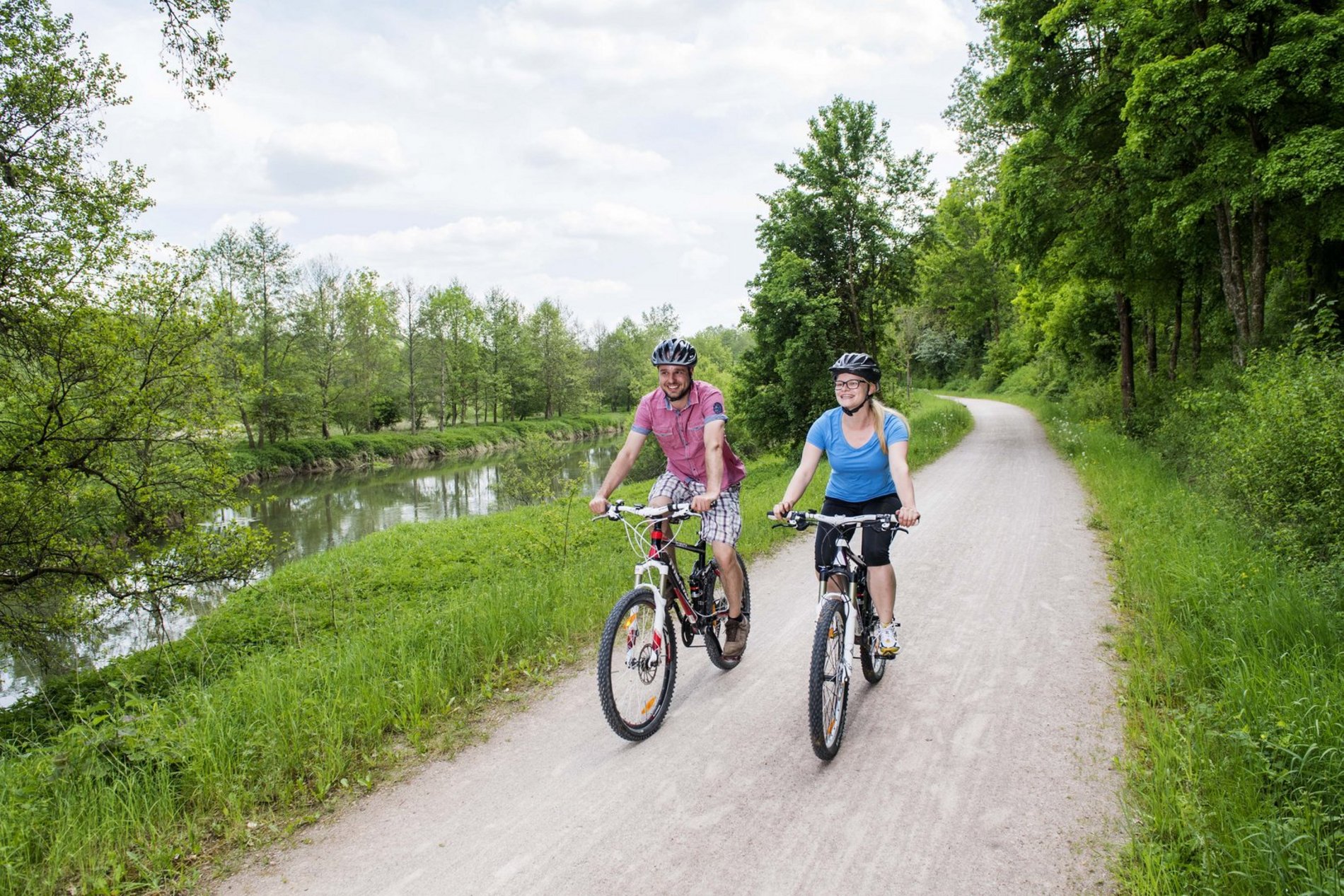 Das Foto zeigt zwei Radfahrer unterwegs auf dem Fünf-Flüsse-Radweg durch die Stadt Amberg und den Landkreis Amberg-Sulzbach.