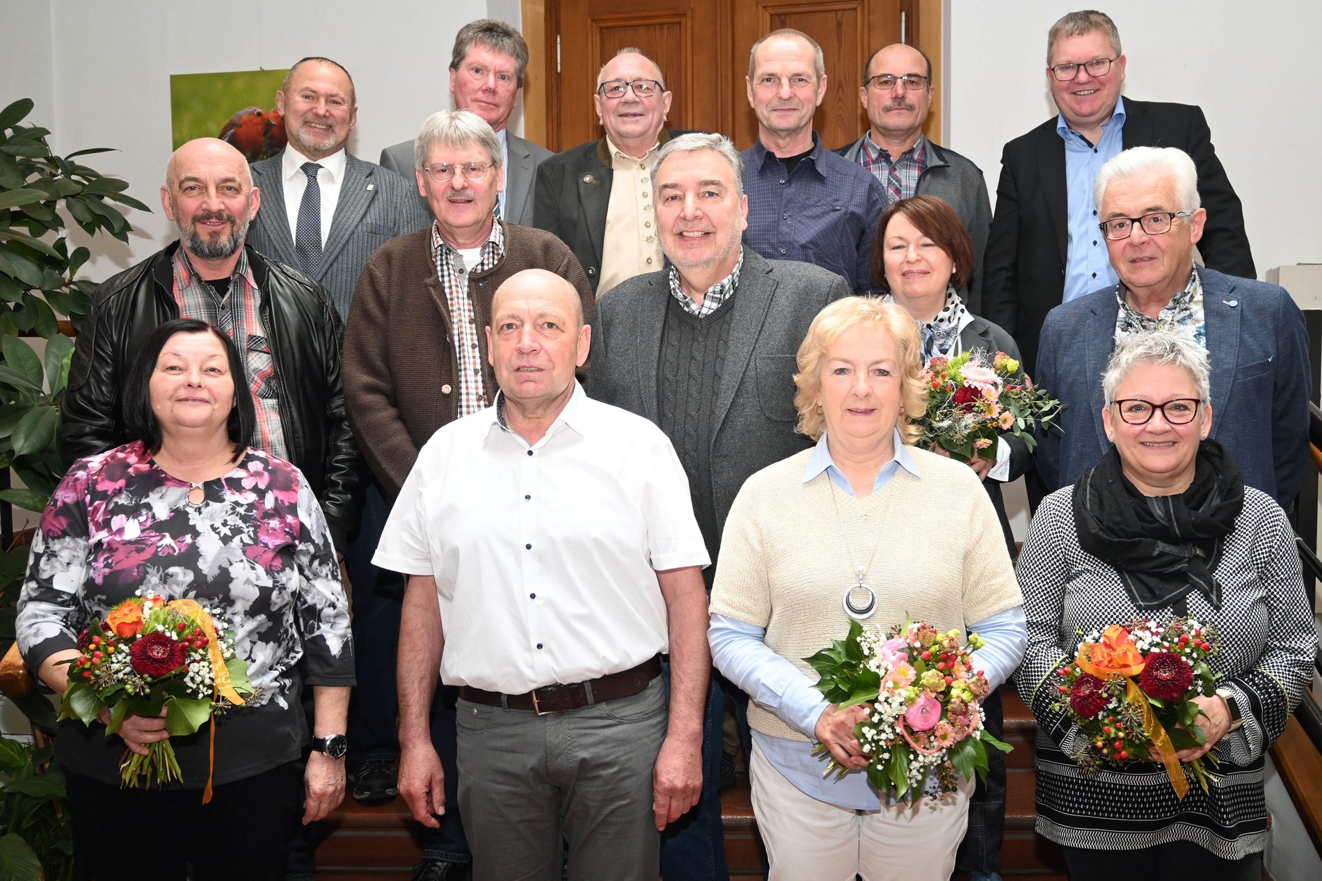 Das Foto zeigt die verabschiedeten Mitarbeiterinnen und Mitarbeiter Monika Schneider, Richard Neiswirth, Rosemarie Seebauer, Ursula Grund, Wilhelm Pausch, Edgar Haas, Franz Baldauf, Christine Popp, Hubert Röder, Rainer Hirschmann, Wolfgang Lebe, Peter Seidel, Klaus Messer, Gerhard Wesnitzer, zusammen mit Oberbürgermeister Michael Cerny