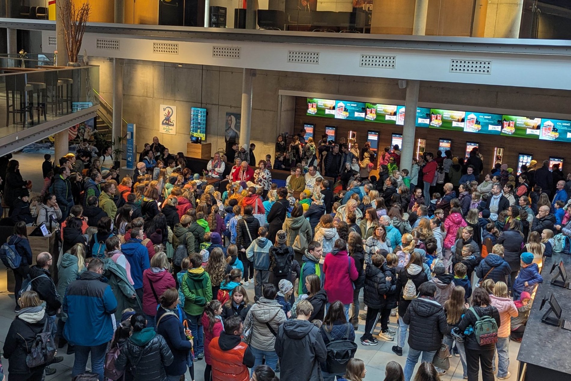 Das Foto zeigt die Abschlussparty des Sommerferien-Leseclubs im Foyer des Cineplex Amberg.