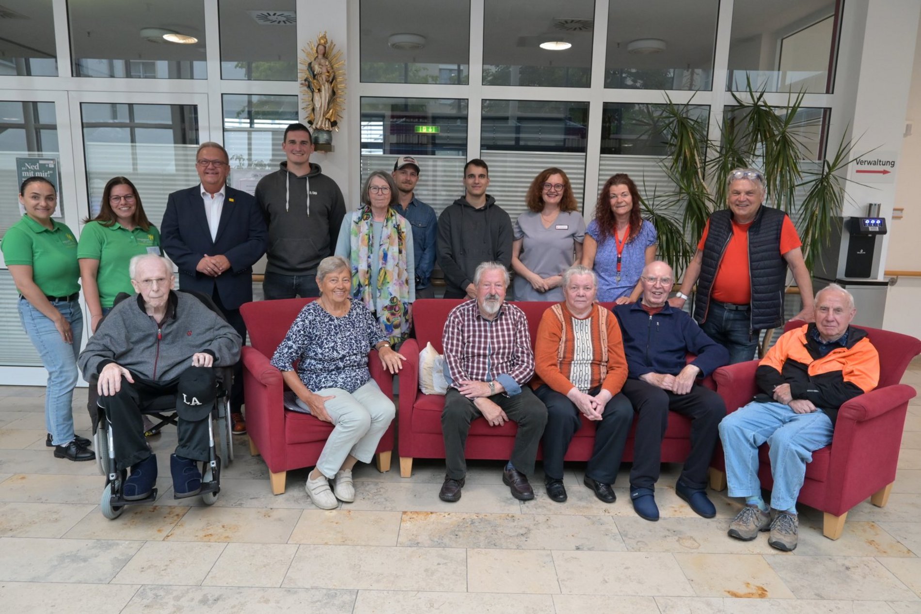 Teilnehmer und Unterstützer des gelungenen Seniorenaktionstages für Bewohnerinnen und Bewohner des Marienheims mit Bürgermeister Martin J. Preuß (Vierter von links). Foto/Copyright: Simon Hauck, Stadt Amberg