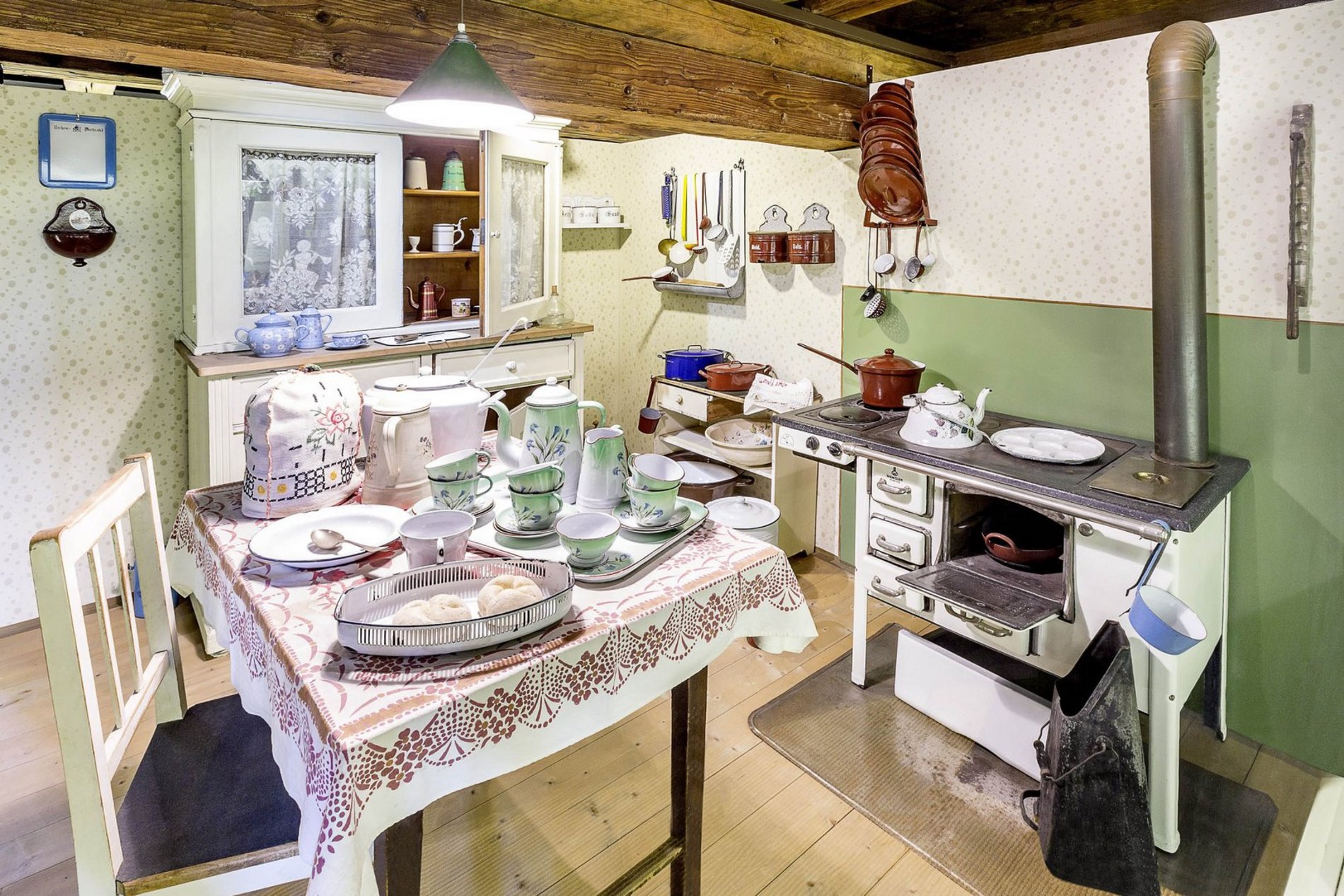 Das Foto zeigt einen Blick in die Dauerausstellung „Emailwaren Firma Baumann“.