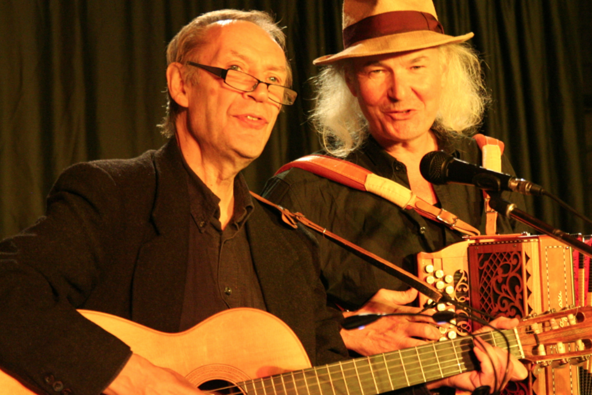 Das Foto zeigt den Schauspieler Achim Amme und den Musiker Ulrich Kodjo Wendt.