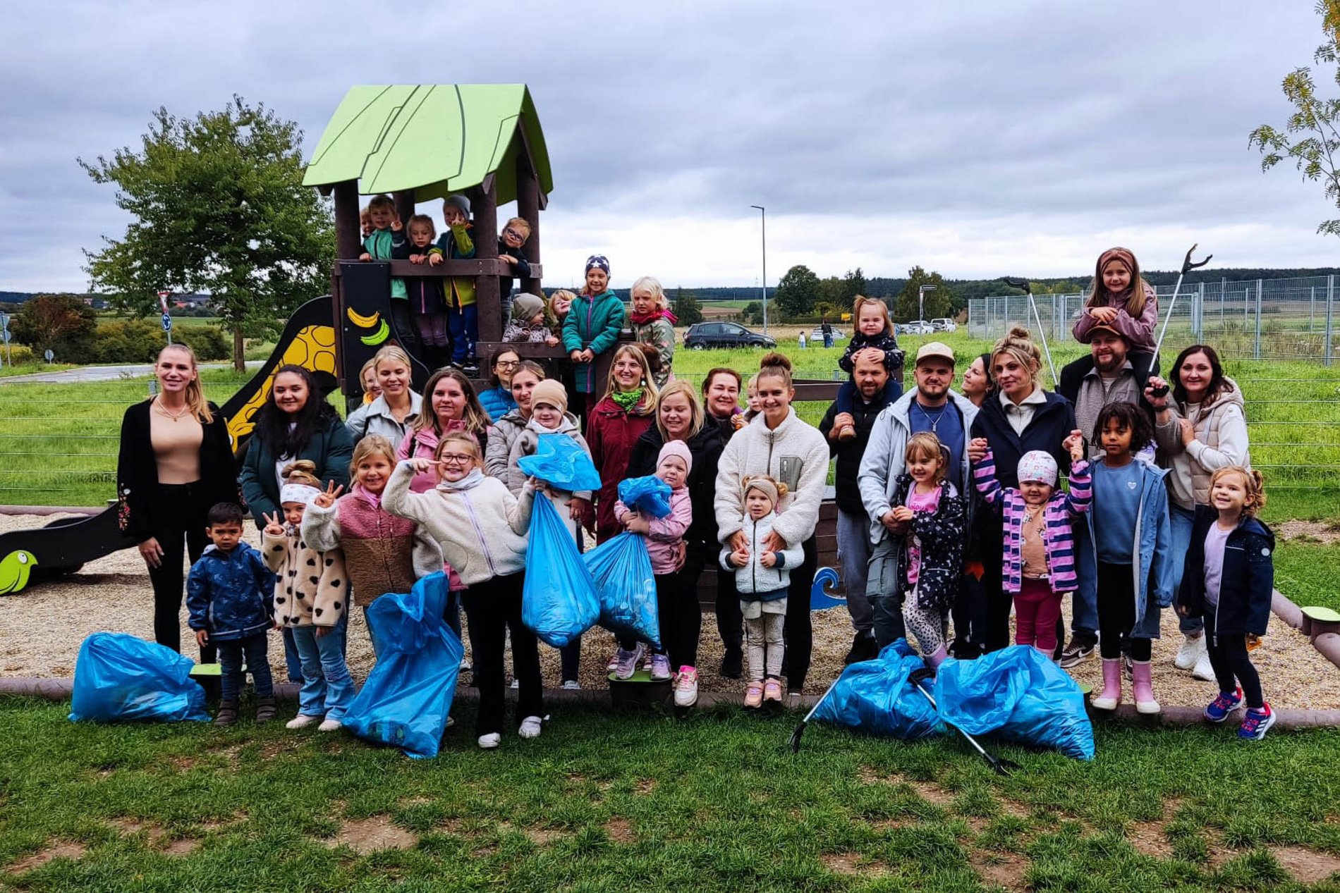 Die fleißigen Helfer des Johanniter-Kindergartens Märchenland sowie der Paulanergemeinde mit ihrer Beute.