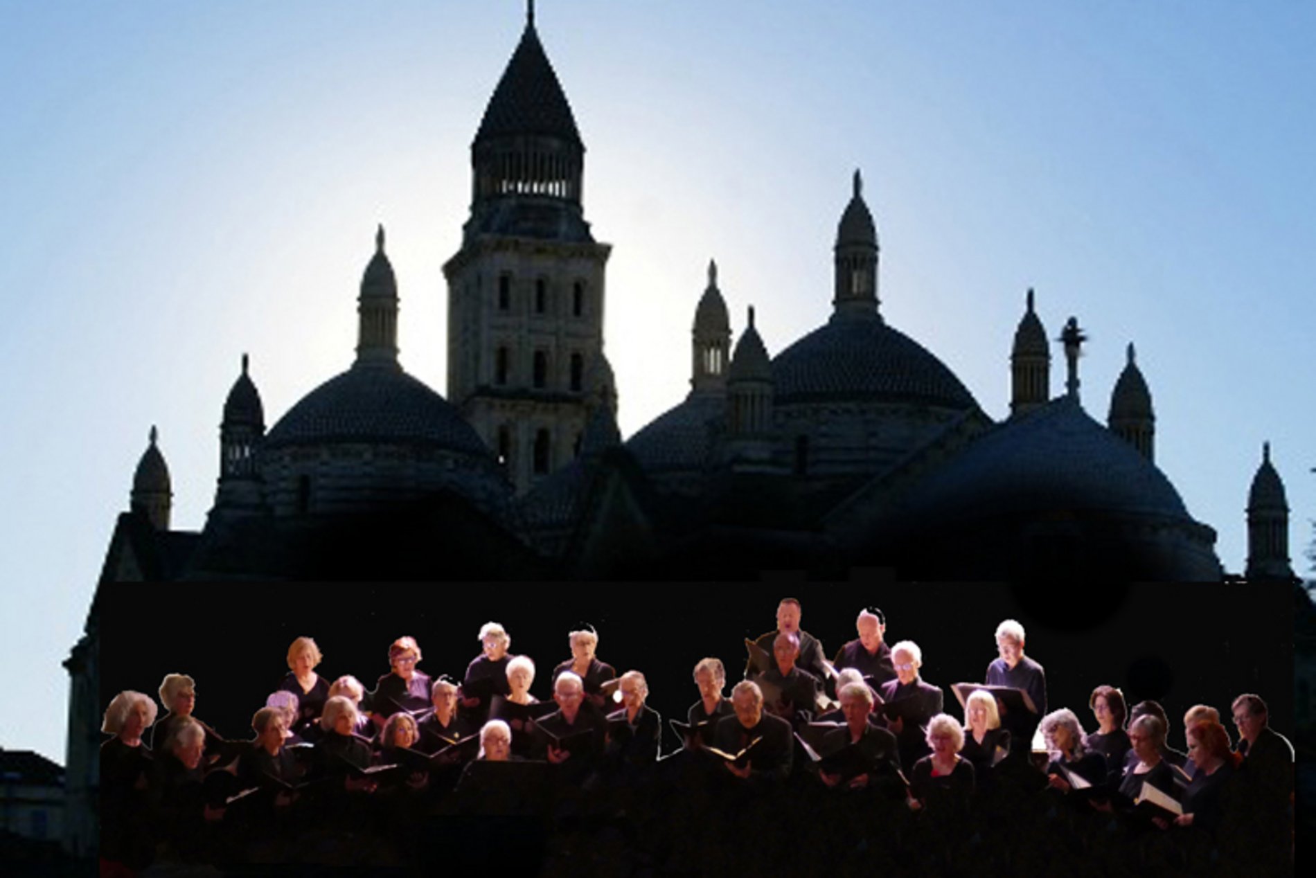 Das Foto zeigt die Amberger Chorgemeinschaft und das Ensemble Vocal vor der Kathedrale in Périgueux.