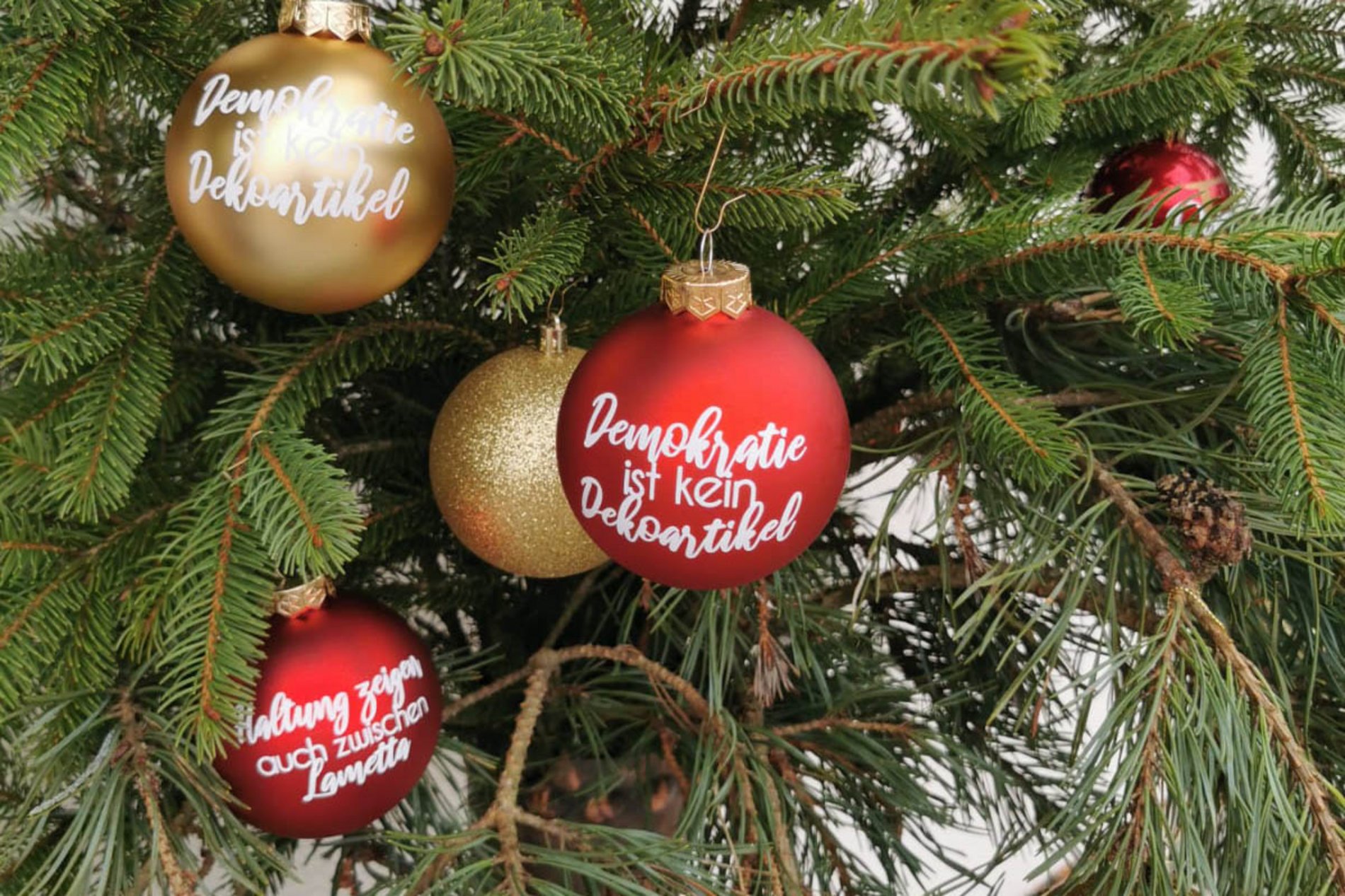 Auf dem Foto zu sehen eine Weihnachtskugel der Aktion.