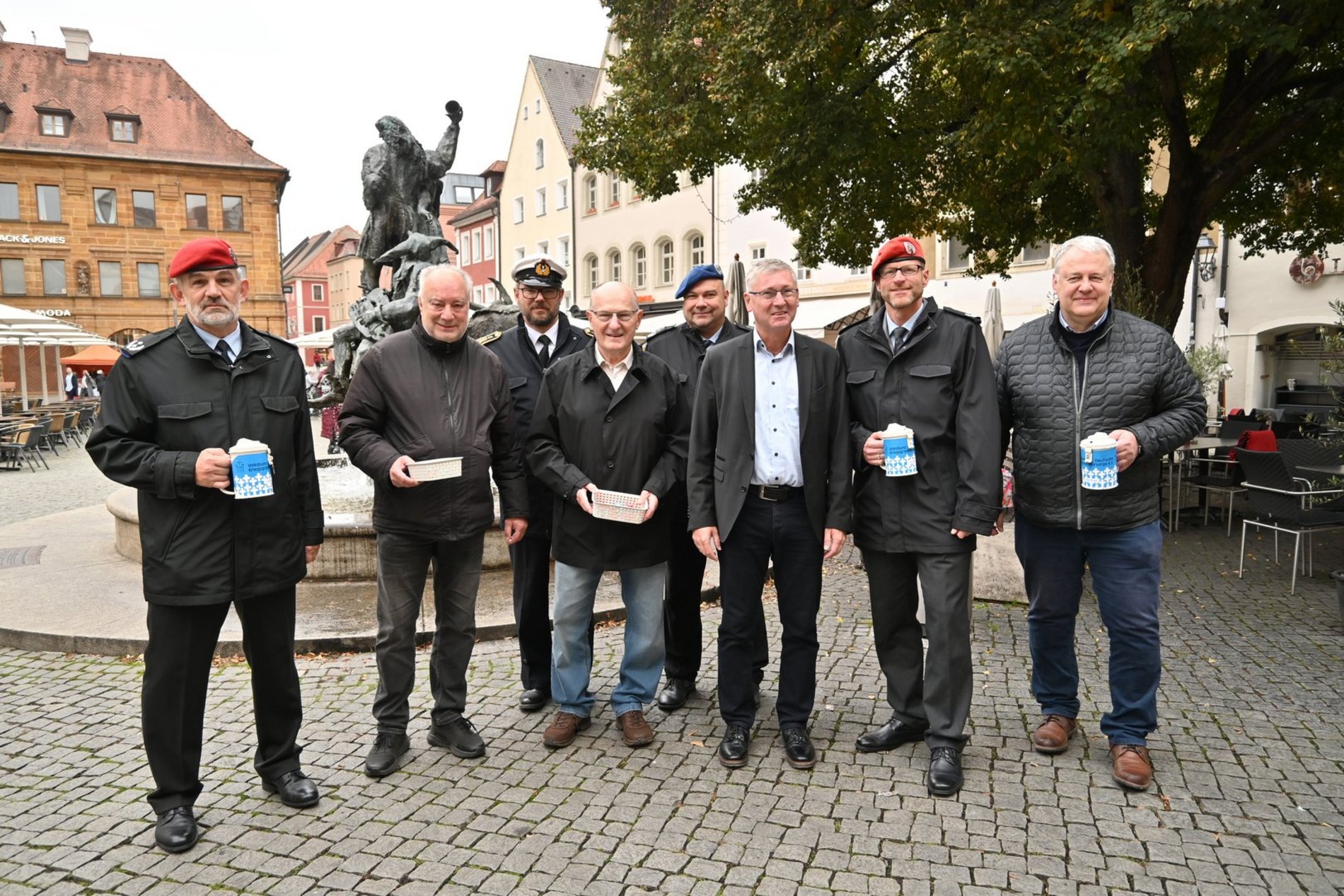 Sammlungsbeginn zugunsten des Volksbundes Deutsche Kriegsgräberfürsorge e.V. mit 3. Bürgermeister Franz Badura (3. von rechts) und Landrat Richard Reisinger (1. von rechts) am Amberger Marktplatz. Foto/Copyright: Thomas Graml, Stadt Amberg