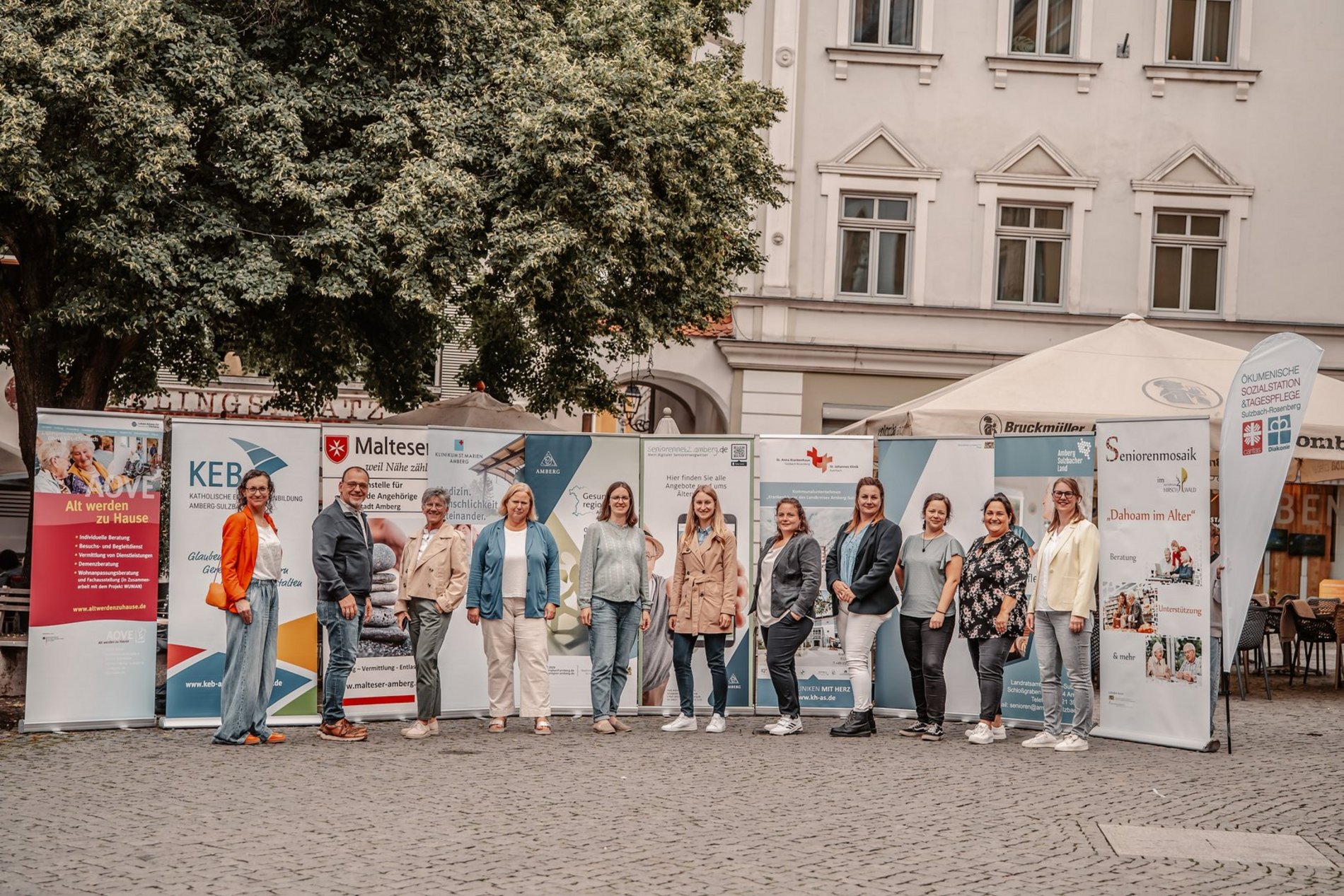 Programmvorstellung mit Akteuren und Partnern zu den Bayerischen Demenzwochen 2025 am Marktplatz in Amberg. Foto/Copyright: Michael Golinski, Stadt Amberg