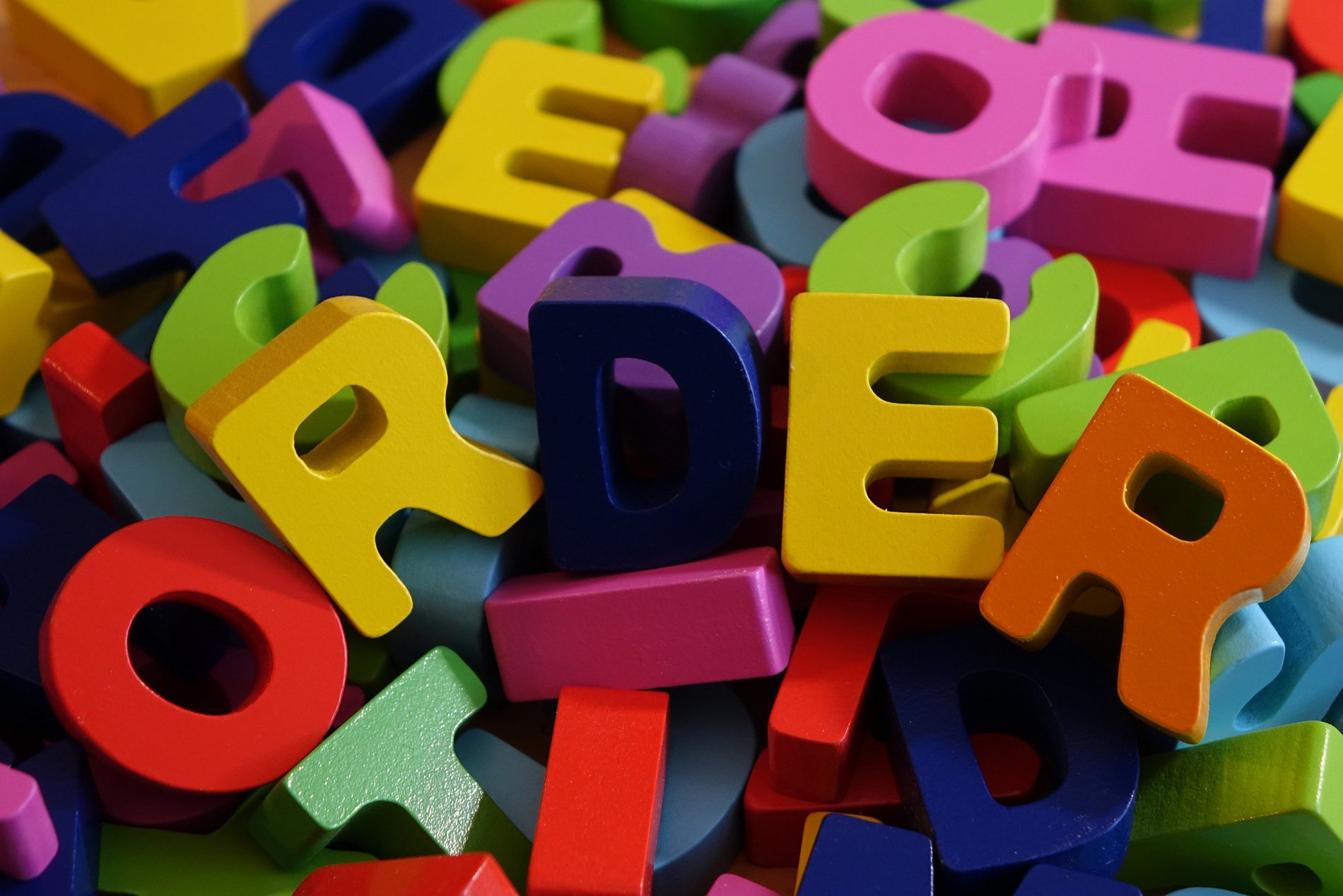 Das Foto zeigt bunte Buchstaben.