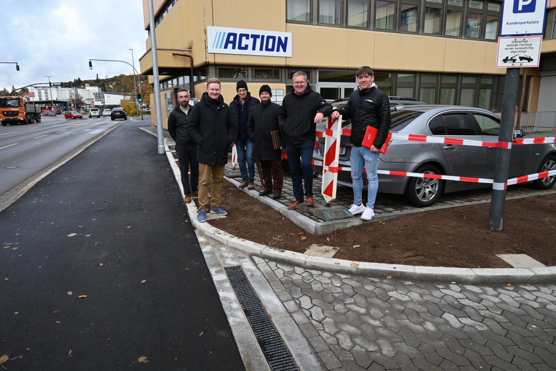  OB Michael Cerny (2. von rechts) und Tiefbauamtsleiter Roman Kick (1. von rechts) beim Pressetermin am umfassend verbreiterten Gehweg am Kaiser-Ludwig-Ring. Foto/Copyright: Simon Hauck, Stadt Amberg