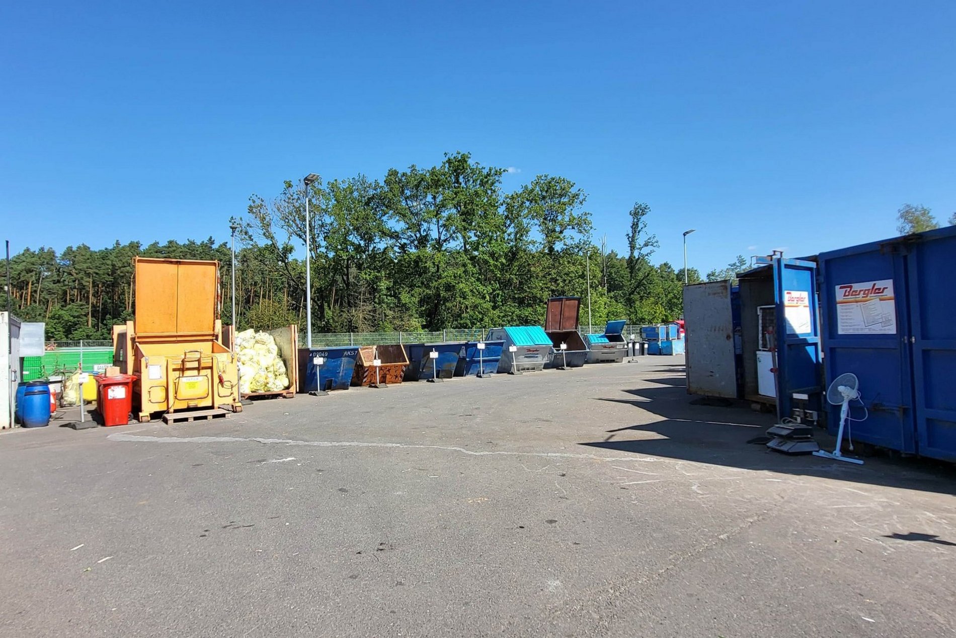 Das Foto zeigt die Abfallcontainer im Wertstoffhof Immenstetten.
