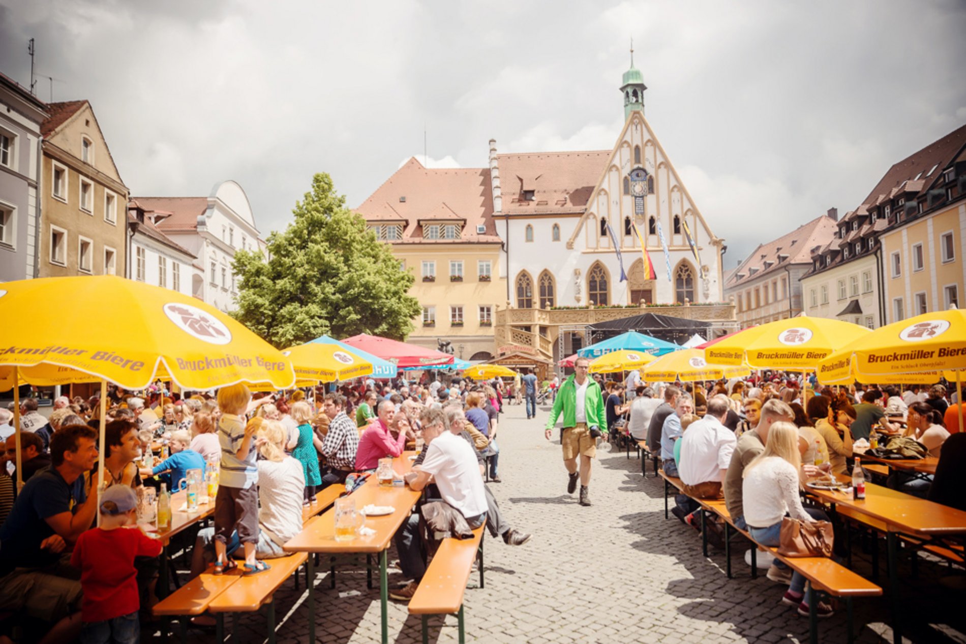 Das Foto zeigt die feiernden Gäste auf dem Amberger Marktplatz.