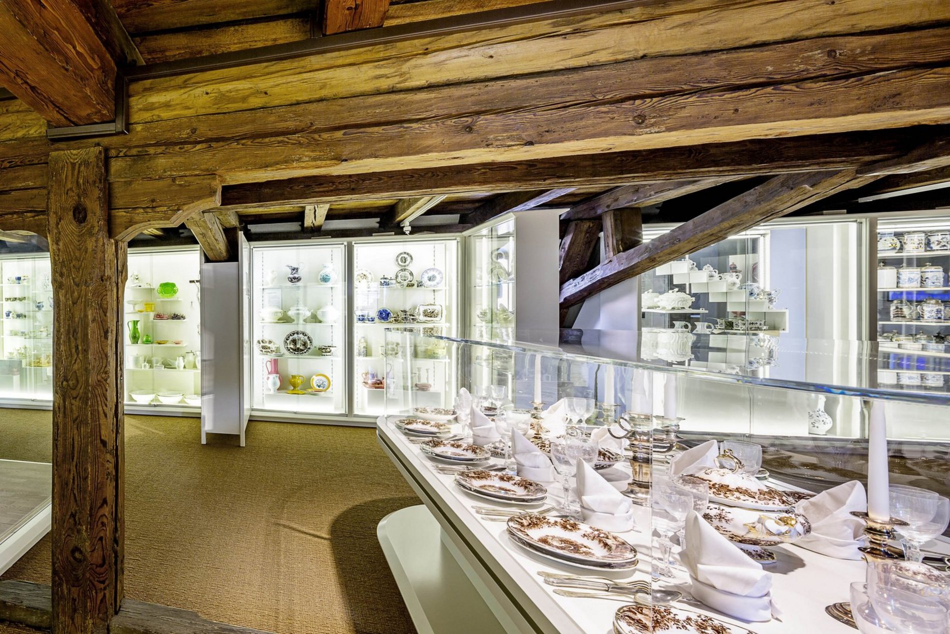 Das Foto zeigt Amberger Steingut in all seinen Facetten,