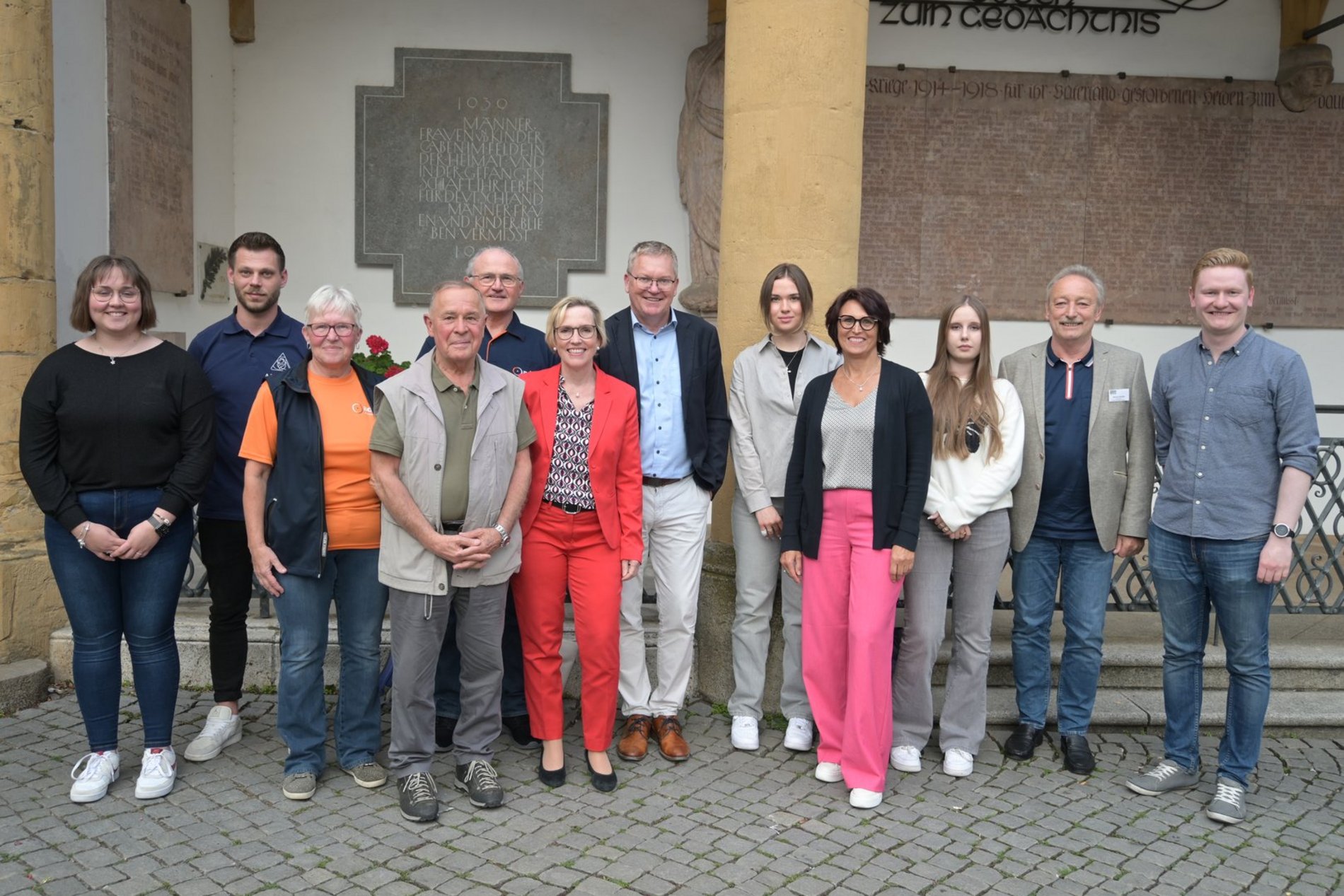 OB Michael Cerny (Siebter von links) mit den Organisatoren, Sponsoren und Unterstützern des Stadtradelns und Schulradelns 2025./Foto/Copyright: Simon Hauck, Stadt Amberg