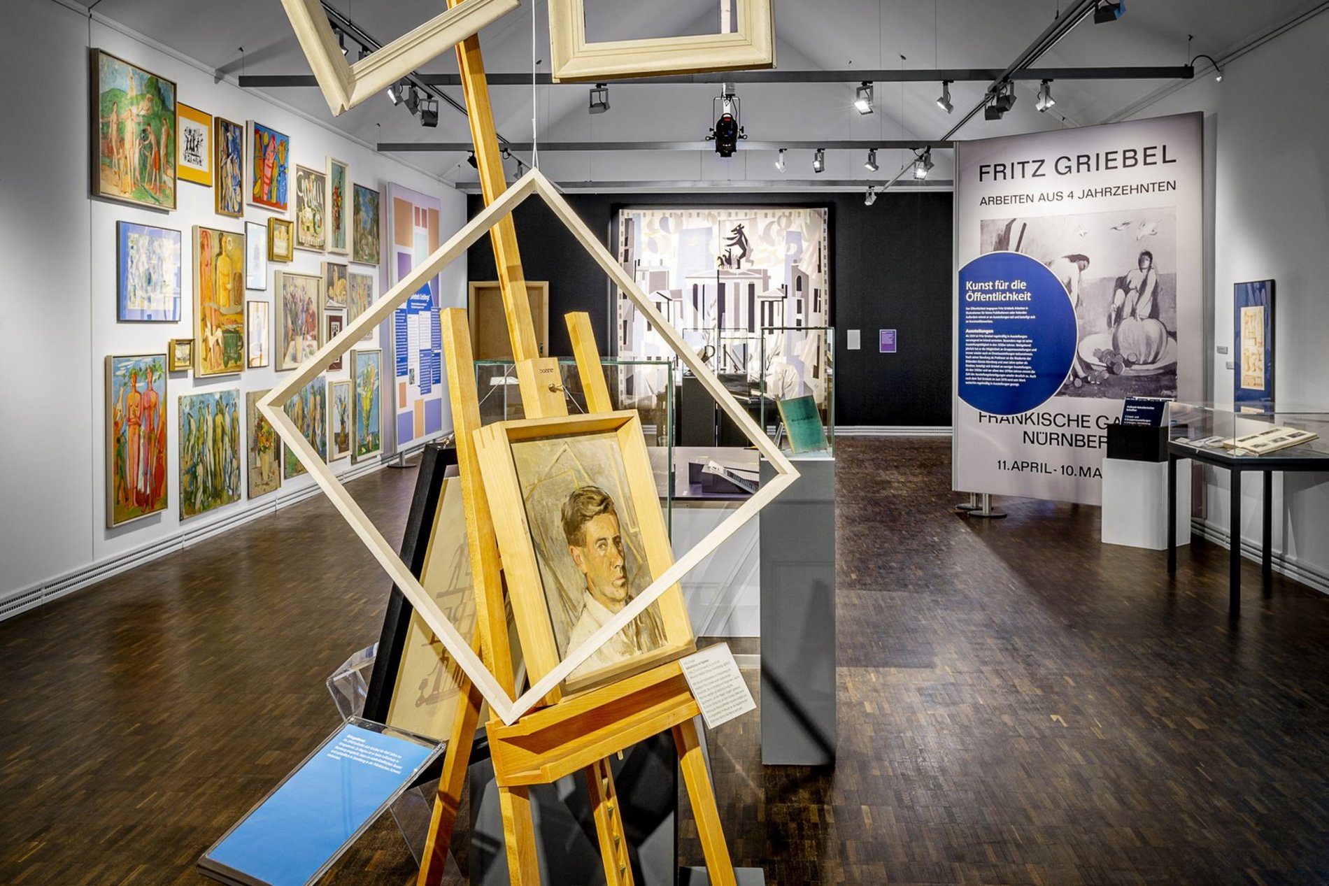 Das Foto zeigt den Ausstellungsraum mit der Sonderausstellung „Fritz Griebel. gemalt. geschnitten. gewebt.“