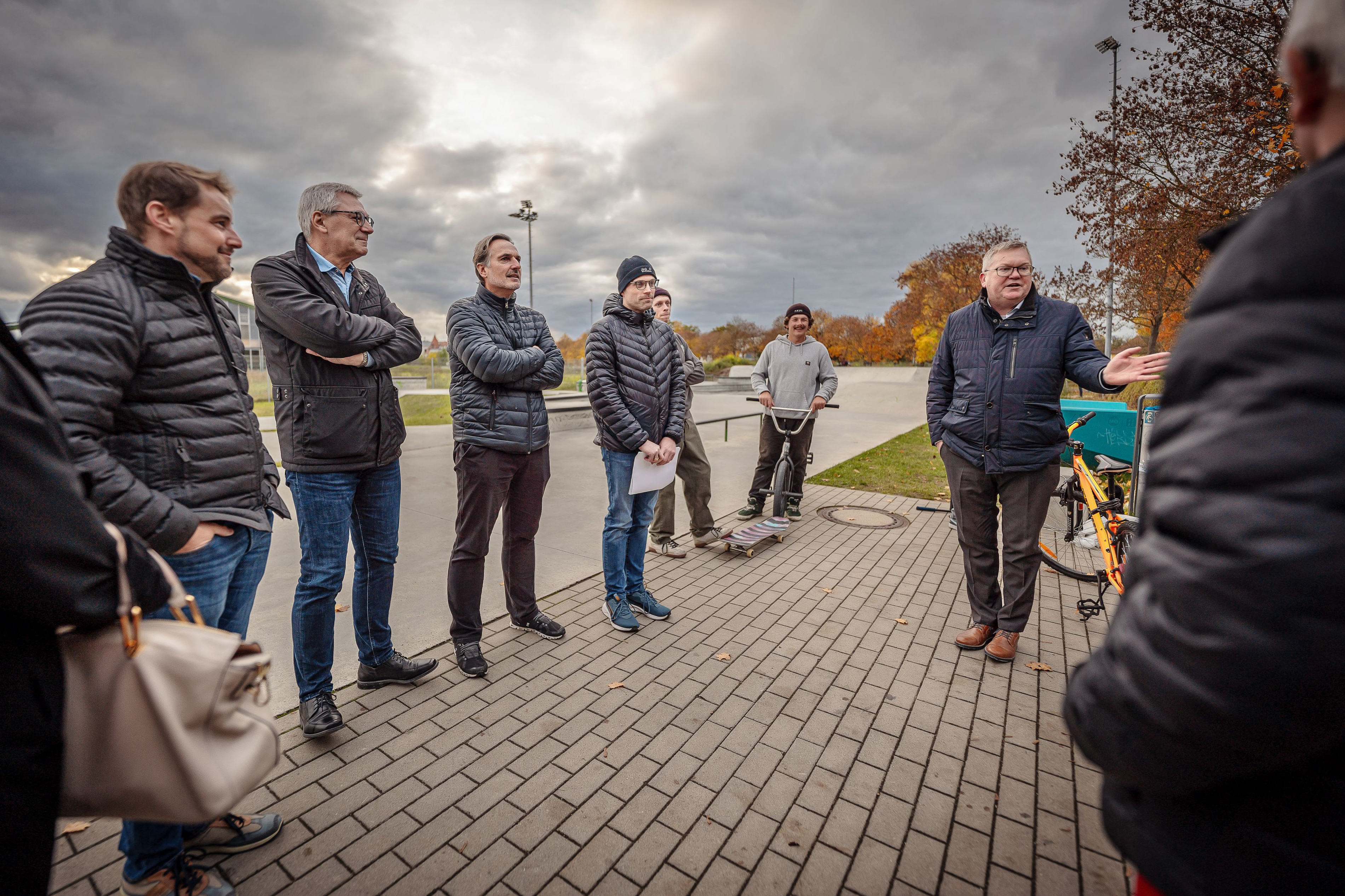 OB Michael Cerny (2. von rechts) bei der Eröffnung des erweiterten Skateparks im Amberger Sportparkareal.